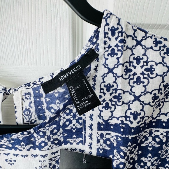 NWT Forever 21 Blue and White Patterned Blouse - Picture 4 of 6